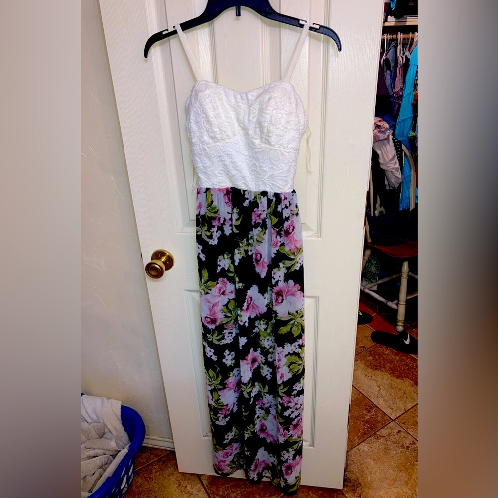 maxi dress, floral w/white lace bodice w/built-in padding, Size XS.